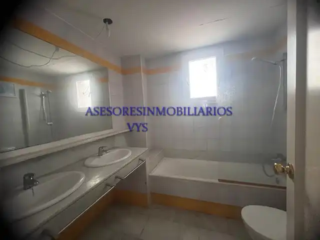 Bany de Casa o xalet en venda en Bollullos de la Mitación amb Jardí privat, Terrassa i Piscina