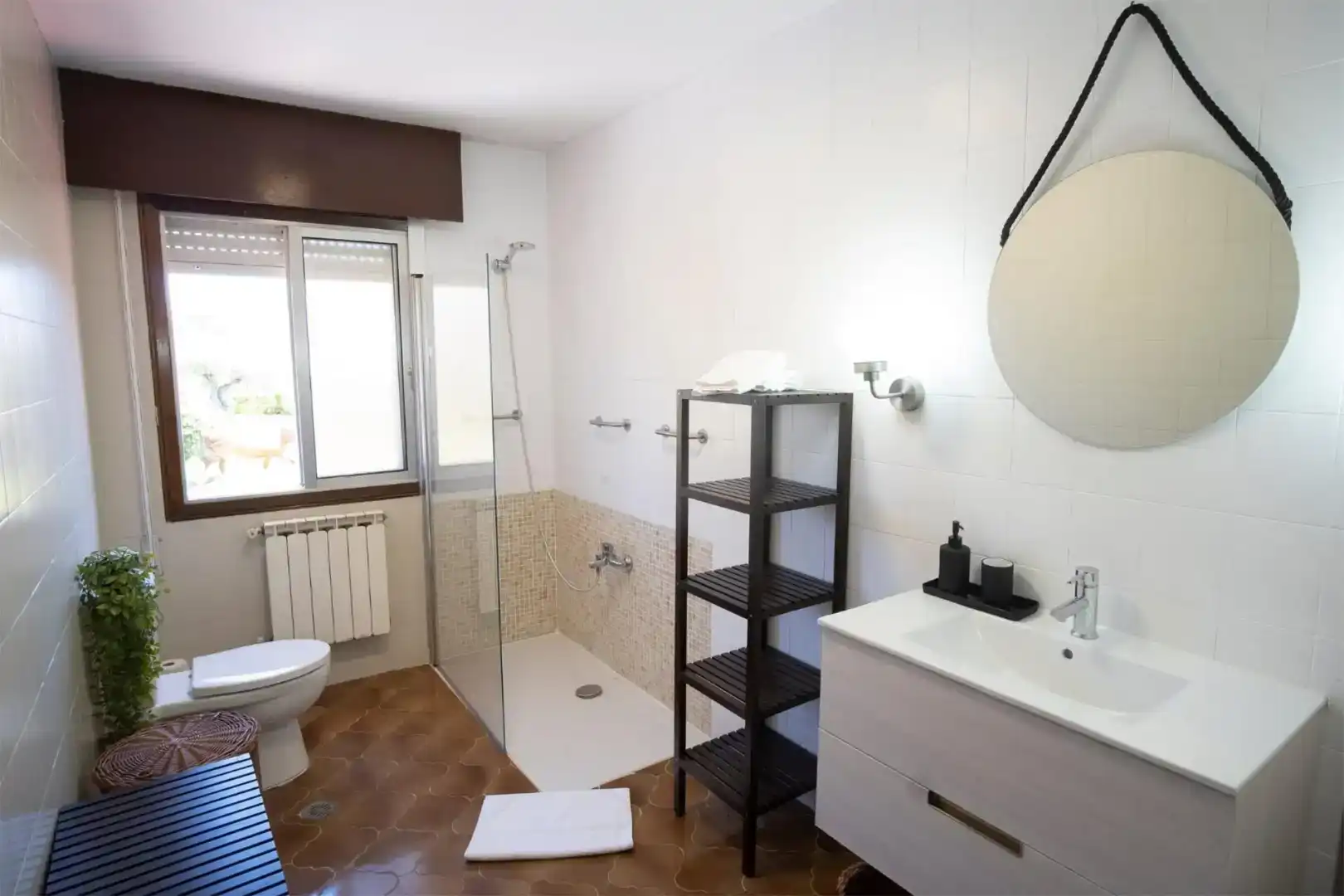 Bany de Casa o xalet en venda en Vigo  amb Jardí privat, Parquet i Moblat