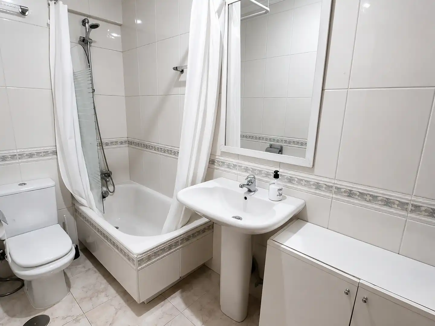 Bathroom of Flat for rent in Santander  with Furnished and Oven