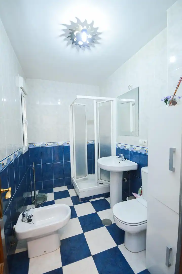 Badezimmer von Wohnung zum Verkauf in Viator mit Klimaanlage und Heizung