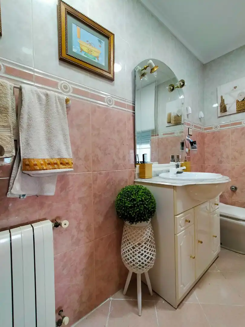Badezimmer von Dachboden zum Verkauf in Pravia mit Heizung, Terrasse und Möbliert