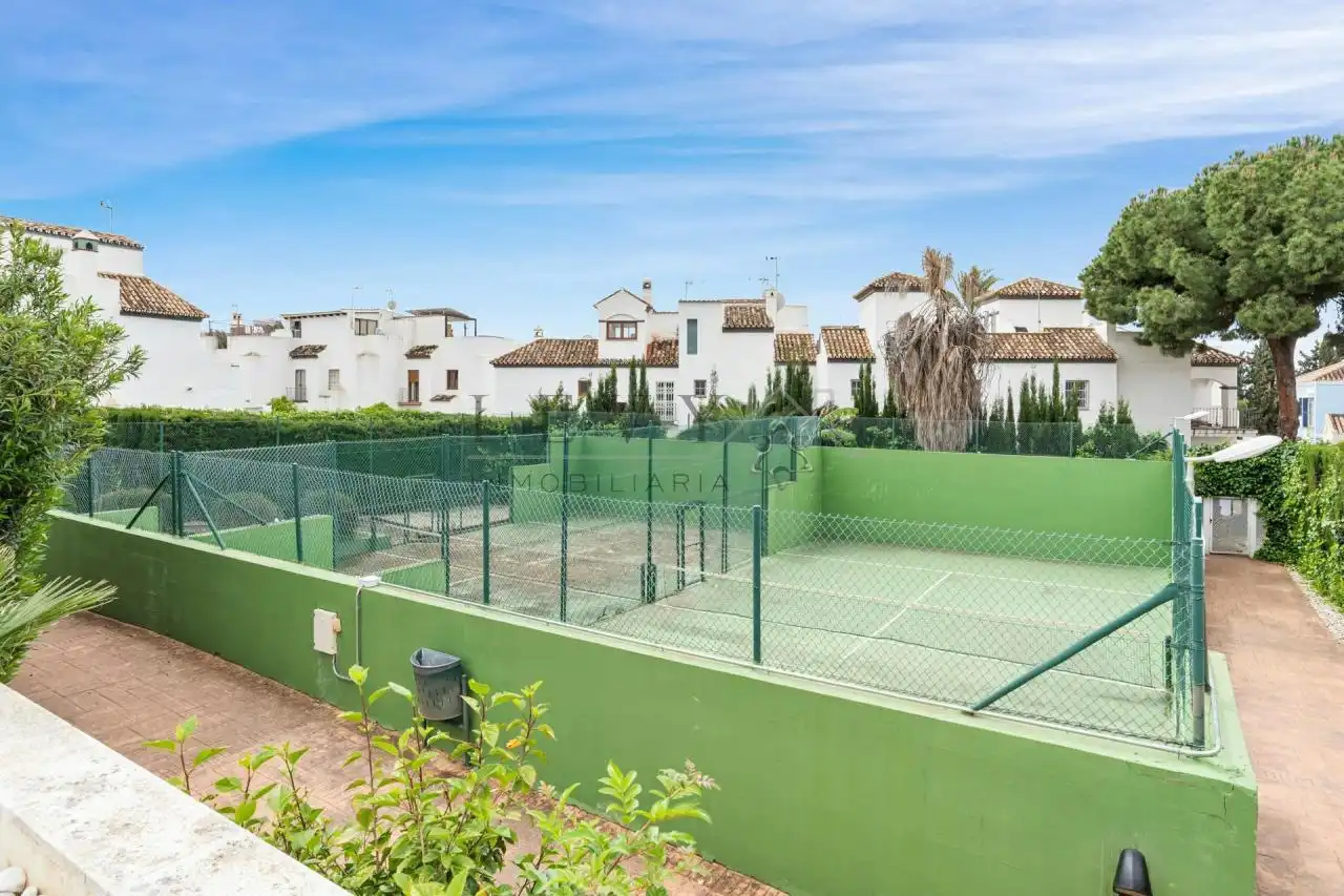 Vista exterior de Planta baixa de lloguer en Marbella amb Calefacció, Terrassa i Piscina