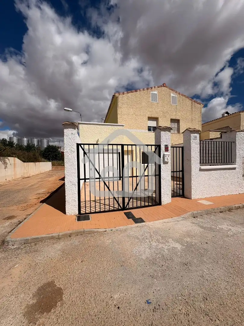 Außenansicht von Einfamilien-Reihenhaus zum Verkauf in Requena mit Terrasse