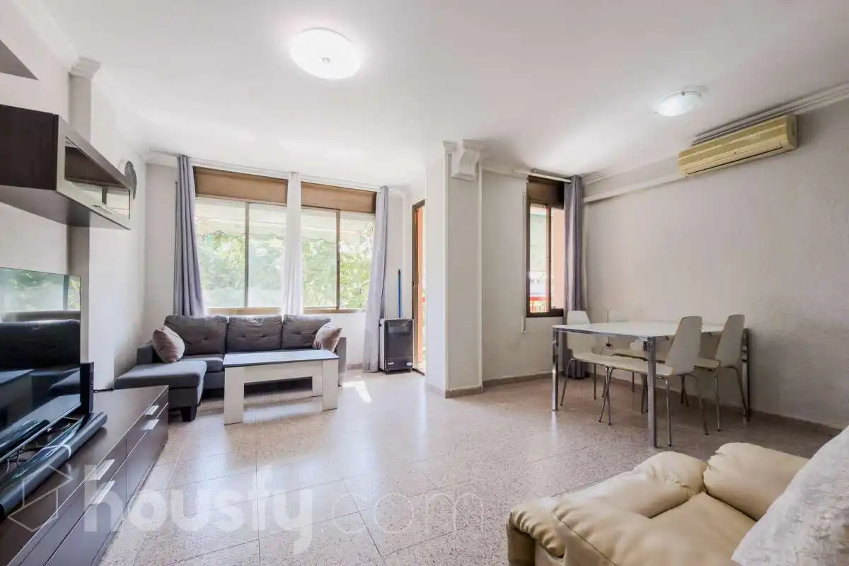 Living room of Flat for sale in Badalona  with Air Conditioner, Heating and Furnished