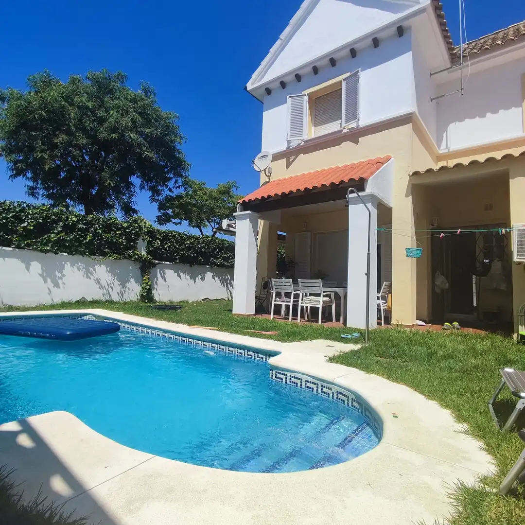 Schwimmbecken von Einfamilien-Reihenhaus zum Verkauf in Espartinas mit Klimaanlage, Schwimmbad und Ofen