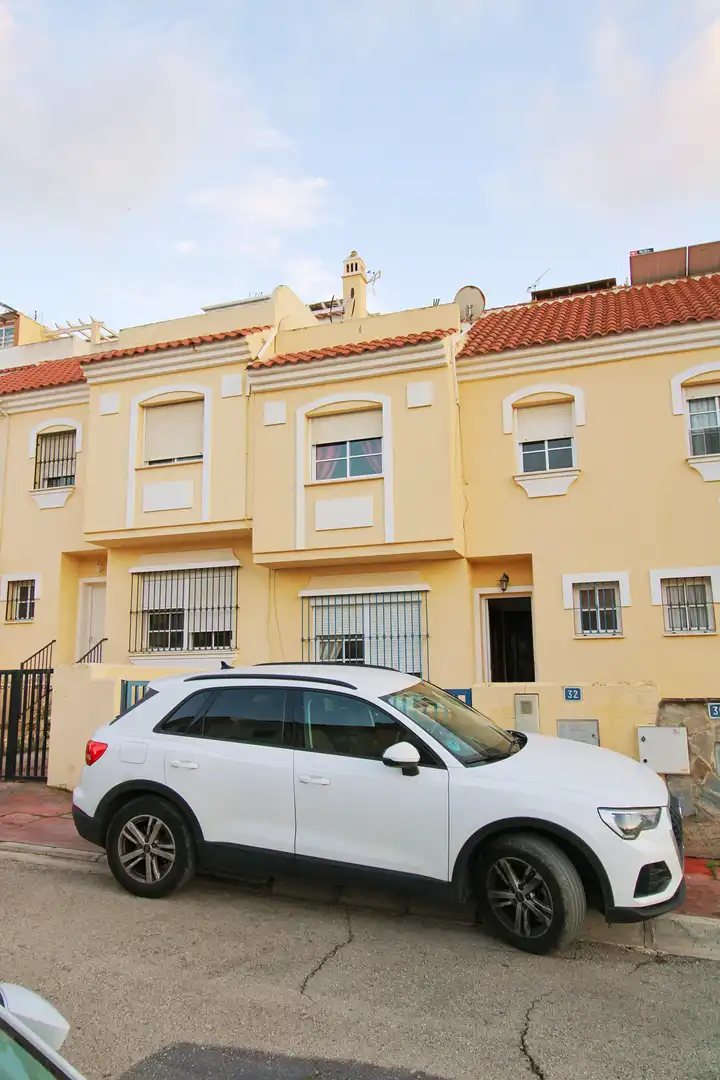 Vista exterior de Casa adosada en venda en Cártama amb Aire condicionat, Terrassa i Piscina comunitària