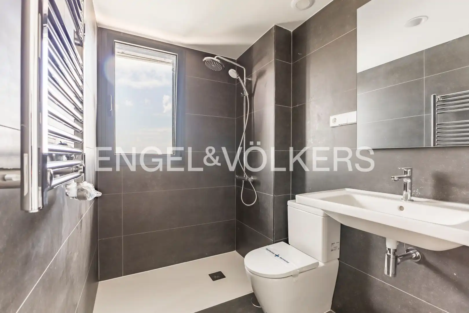 Badezimmer von Dachboden zum Verkauf in Madrid mit Klimaanlage, Heizung und Terrasse