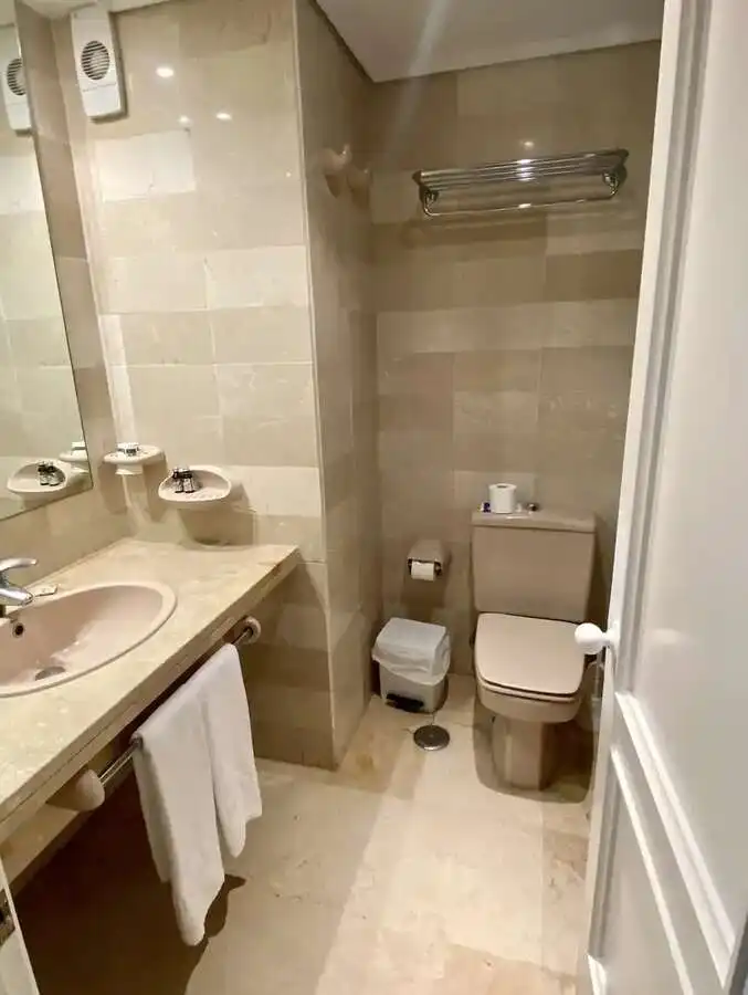 Bathroom of Flat for sale in Marbella  with Terrace and Swimming Pool