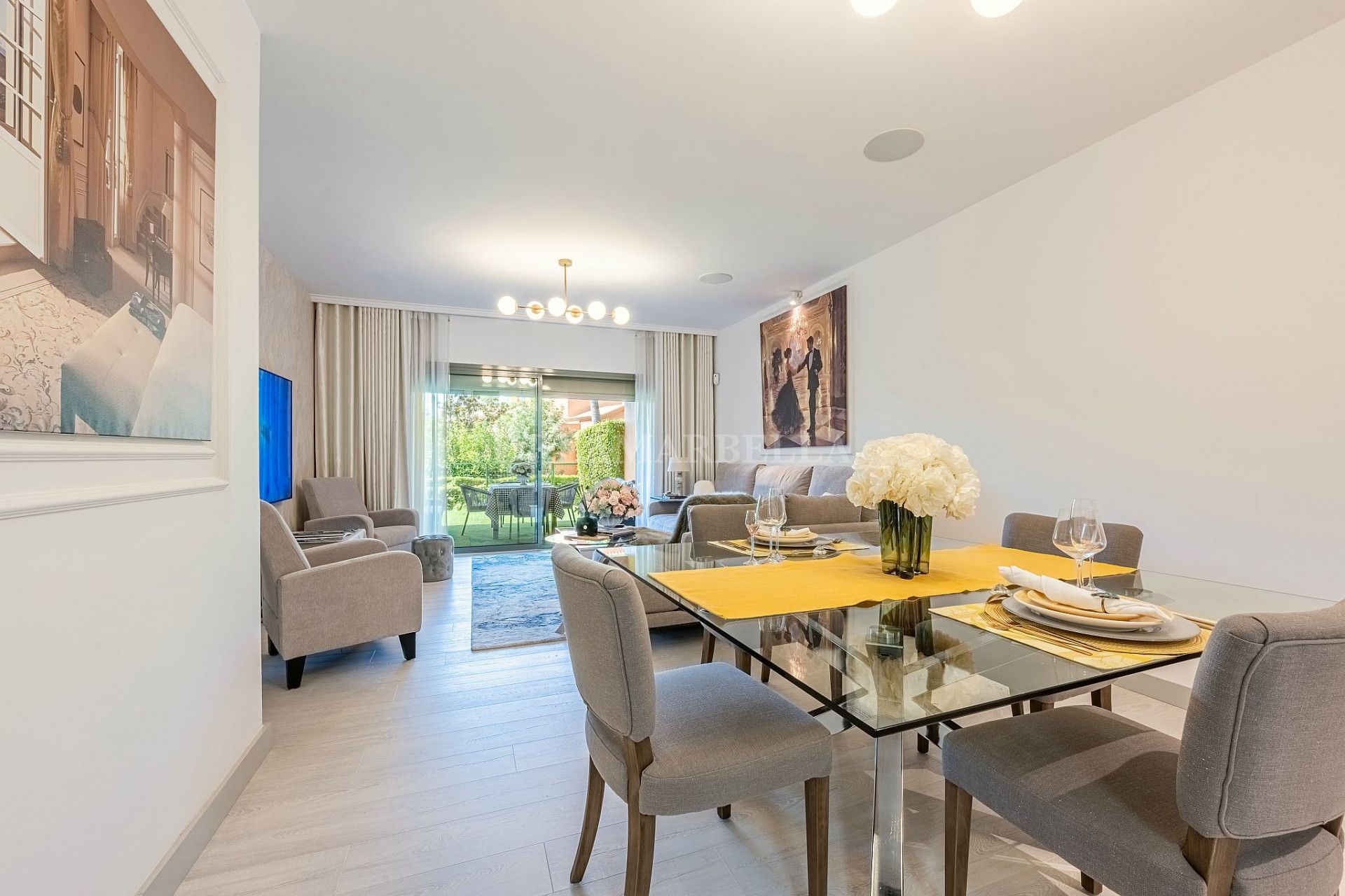 Menjador de Planta baixa en venda en Estepona amb Aire condicionat, Jardí privat i Terrassa