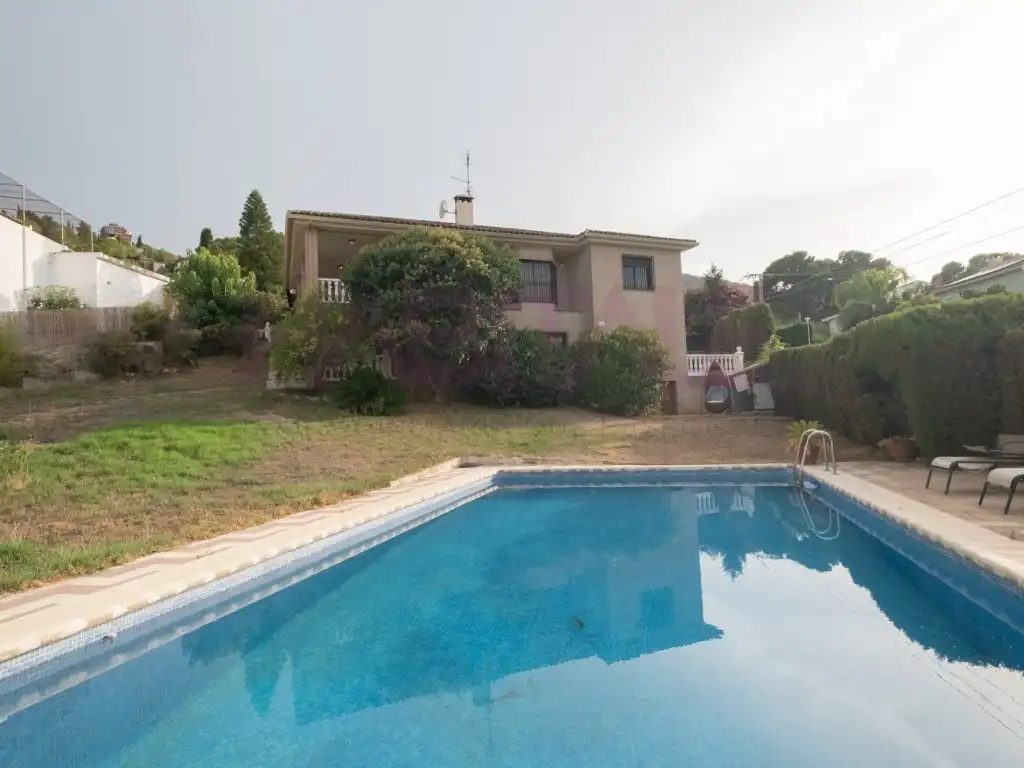 Garden of Houses for sale in Chiva  with Air Conditioner, Heating and Furnished
