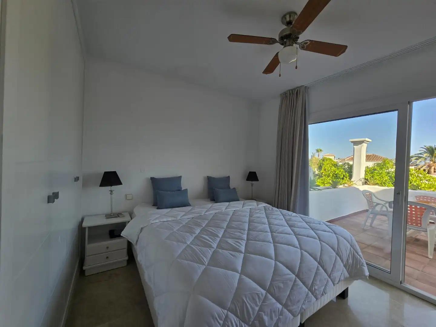 Dormitori de Casa adosada en venda en Marbella amb Aire condicionat, Terrassa i Moblat