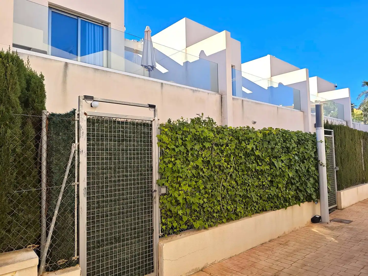 Vista exterior de Casa o xalet en venda en Orihuela amb Aire condicionat, Terrassa i Traster