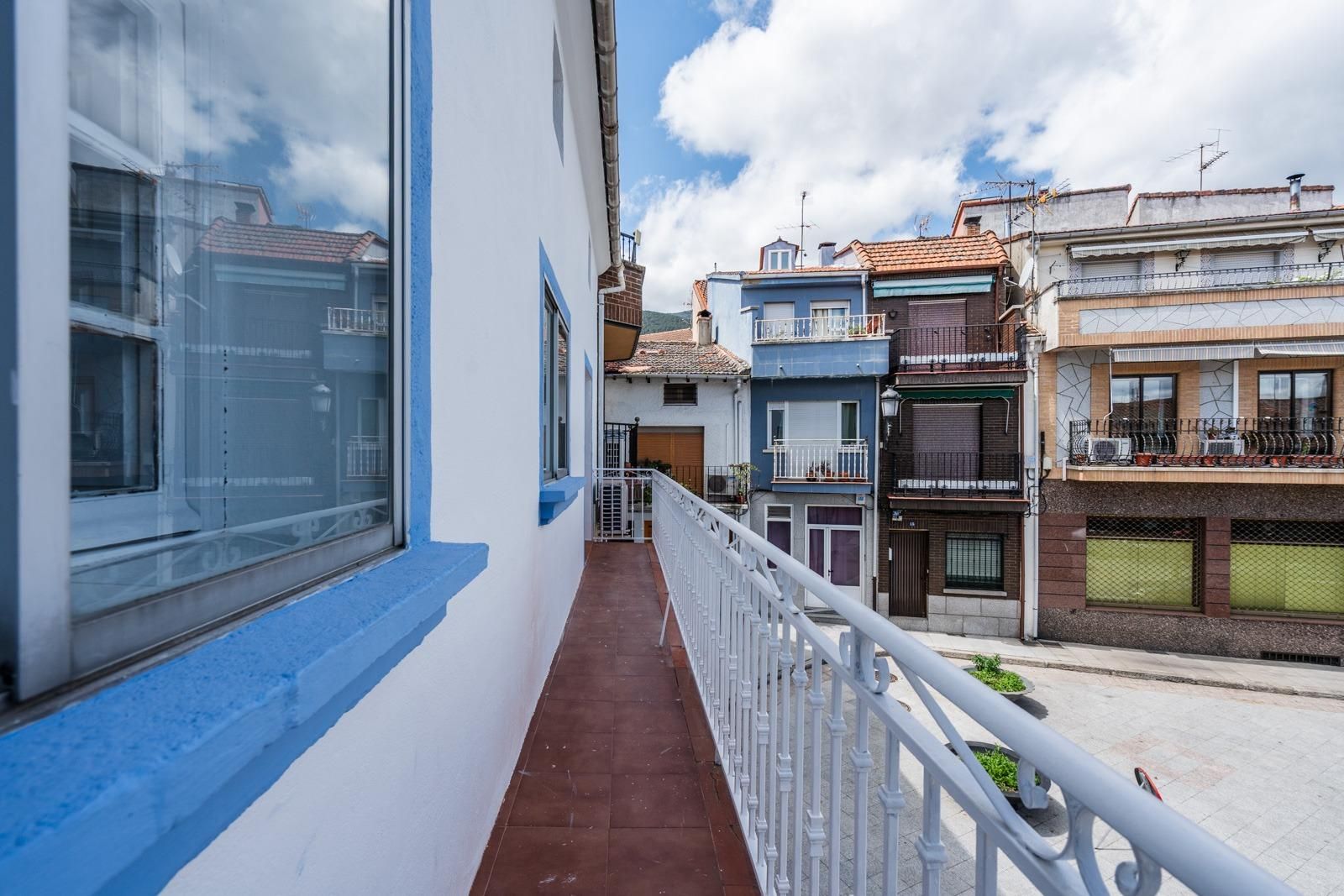Vista exterior de Casa adosada de lloguer en El Tiemblo  amb Calefacció, Traster i Balcó