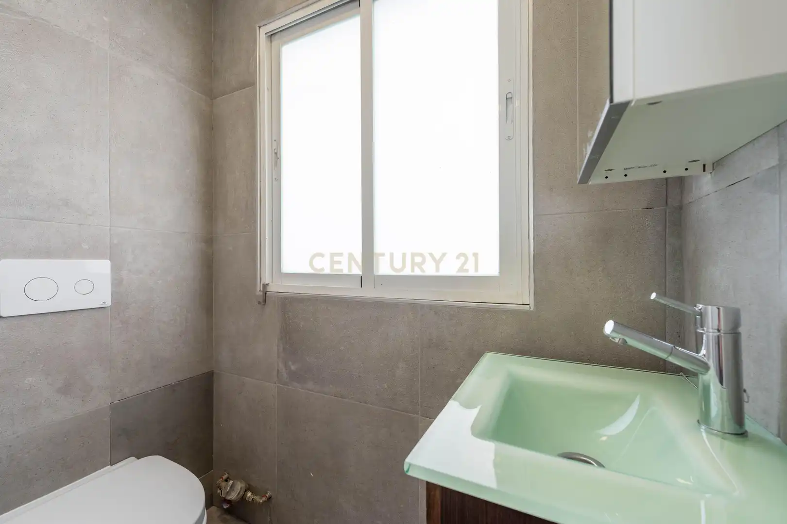 Baño de Local en venta en Madrid con Internet