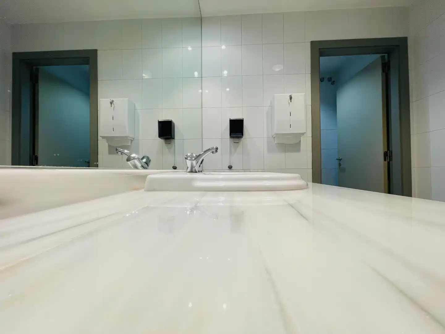 Baño de Local de alquiler en Toledo con Aire acondicionado, Calefacción y Alarma