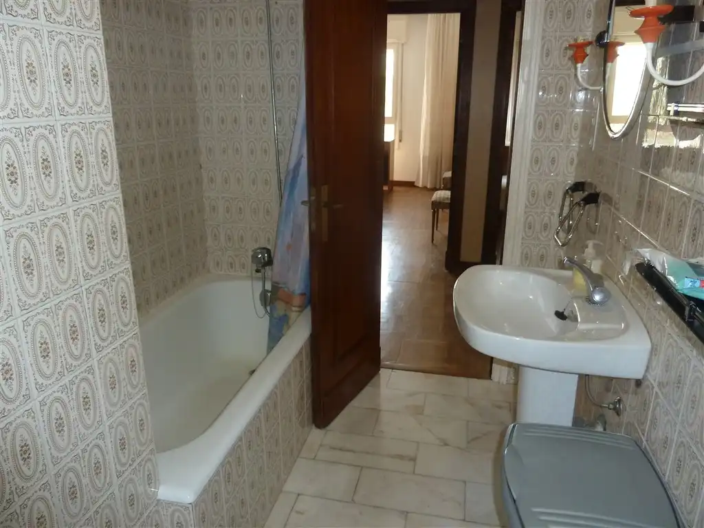 Bany de Pis en venda en  Pamplona / Iruña amb Calefacció, Parquet i Terrassa