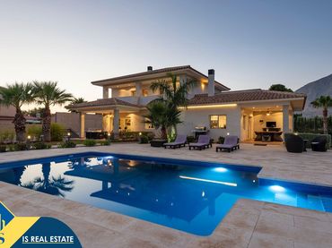 Detached house with pool for sale in Partidas de Alicante