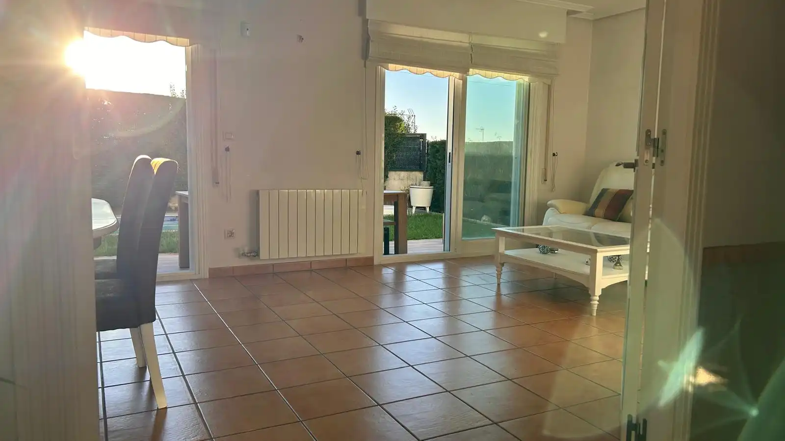 Sala d'estar de Casa adosada de lloguer en Nigrán amb Calefacció, Jardí privat i Parquet