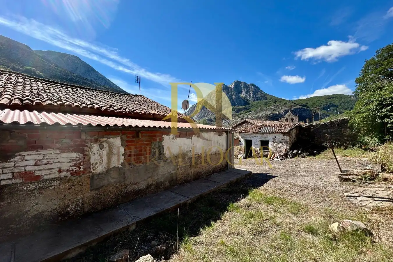 Exterior view of Houses for sale in Cármenes