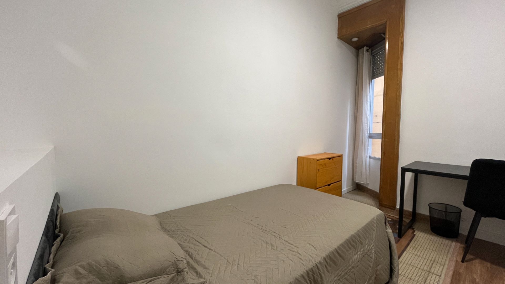 Bedroom of Flat to share in  Valencia Capital  with Furnished