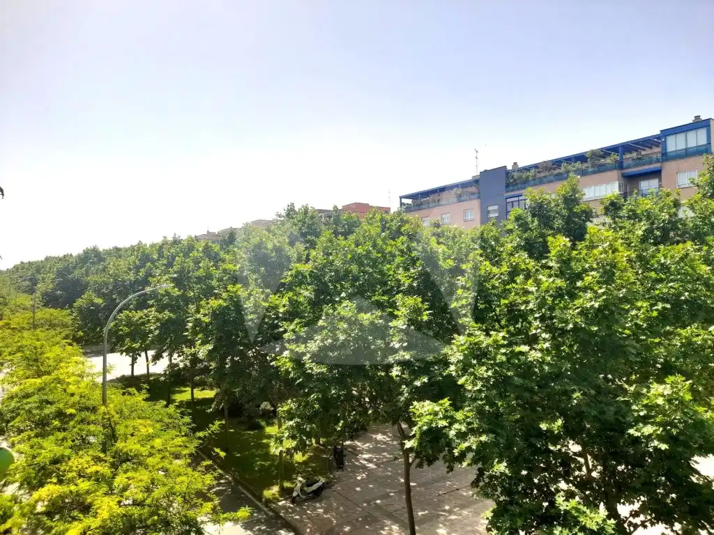 Vista exterior de Pis en venda en Badajoz amb Balcó