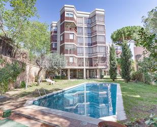 Piscina de Apartament en venda en  Barcelona Capital amb Aire condicionat, Calefacció i Parquet