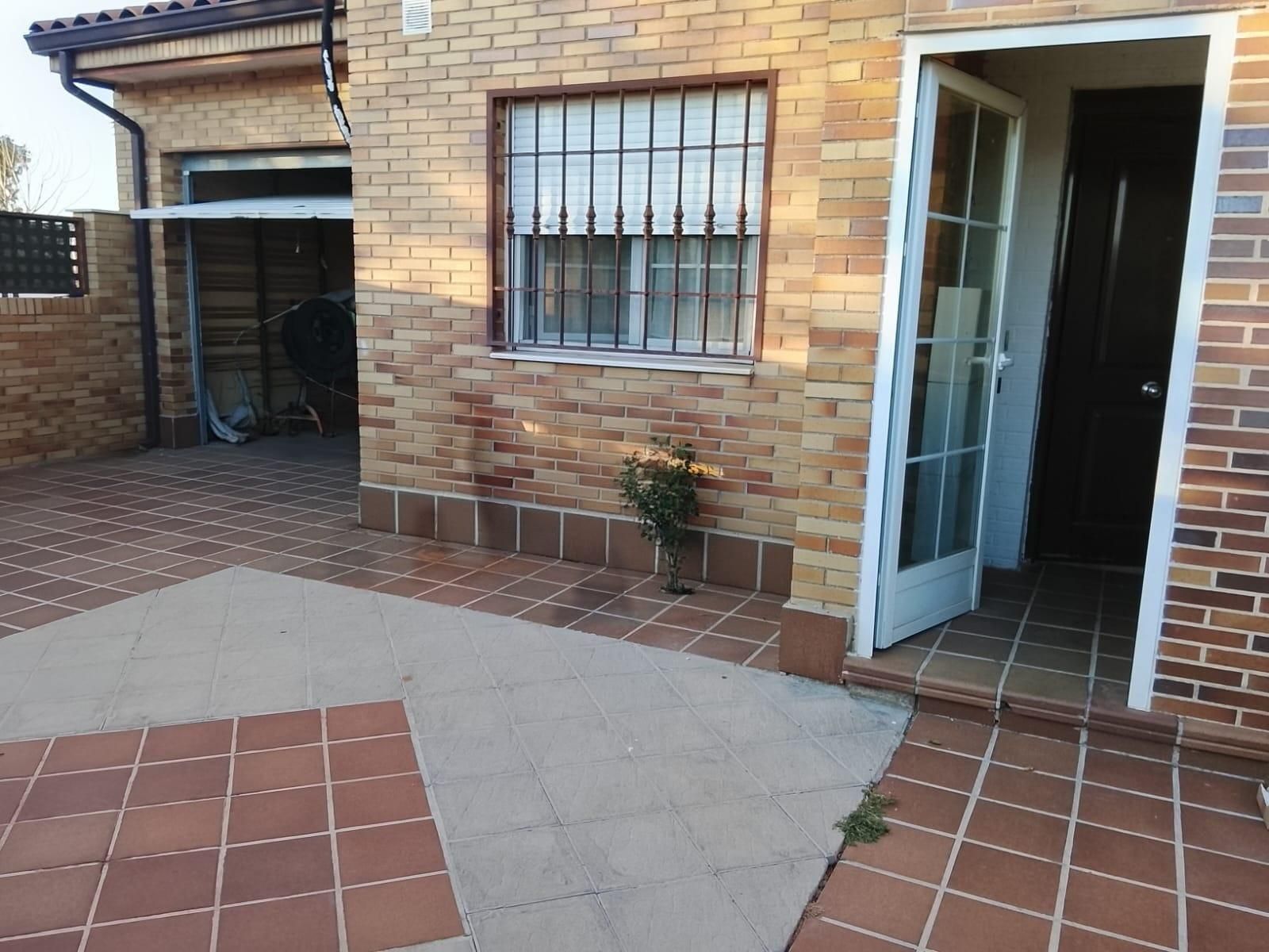 Jardí de Casa adosada en venda en Cedillo del Condado amb Calefacció i Jardí privat