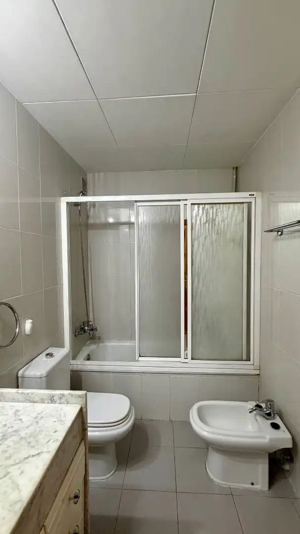 Badezimmer von Wohnung zum Verkauf in Figueres mit Klimaanlage, Heizung und Möbliert