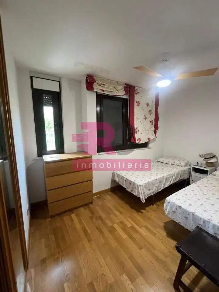 Schlafzimmer von Einfamilien-Reihenhaus zum Verkauf in Cabrerizos mit Heizung, Privatgarten und Terrasse