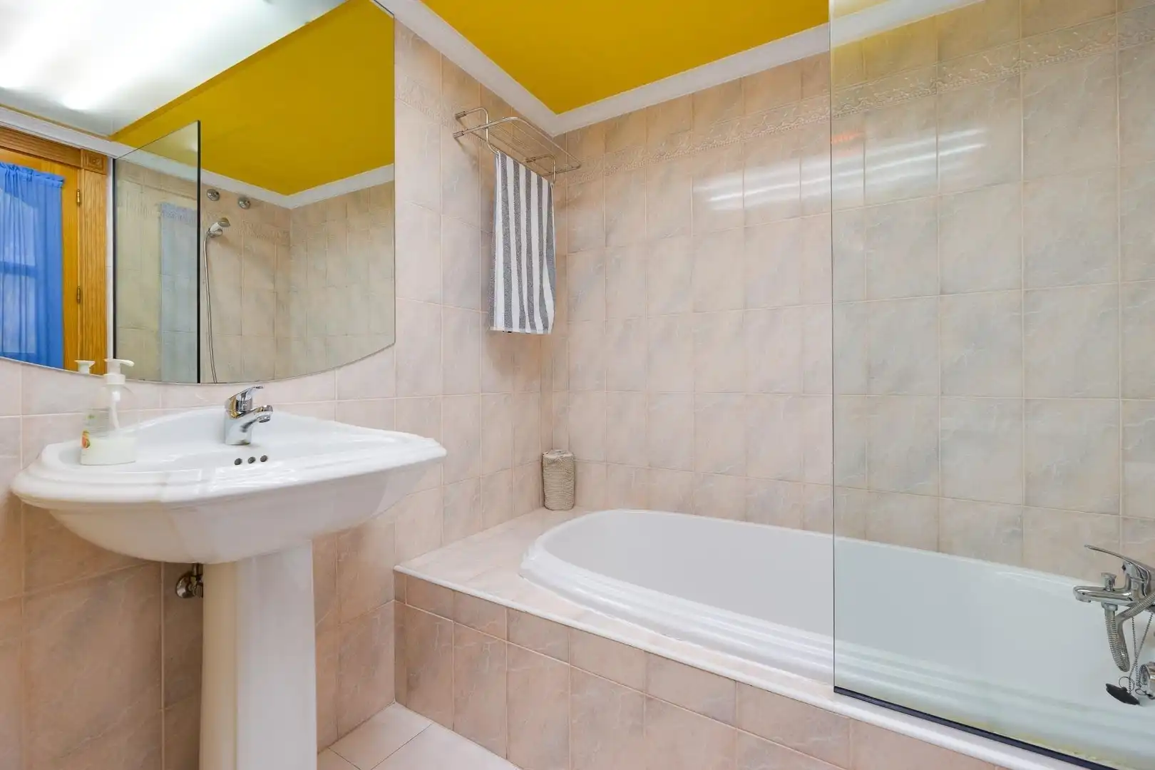 Bathroom of Attic for rent in Torrevieja  with Air Conditioner, Terrace and Furnished