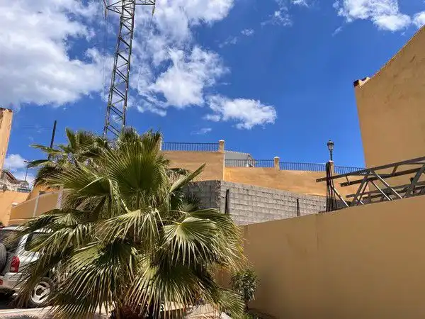 Vista exterior de Casa adosada en venta en Nerja con Calefacción, Terraza y Balcón