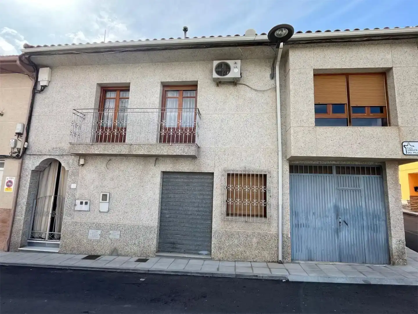 Vista exterior de Casa adosada en venta en Baza con Balcón