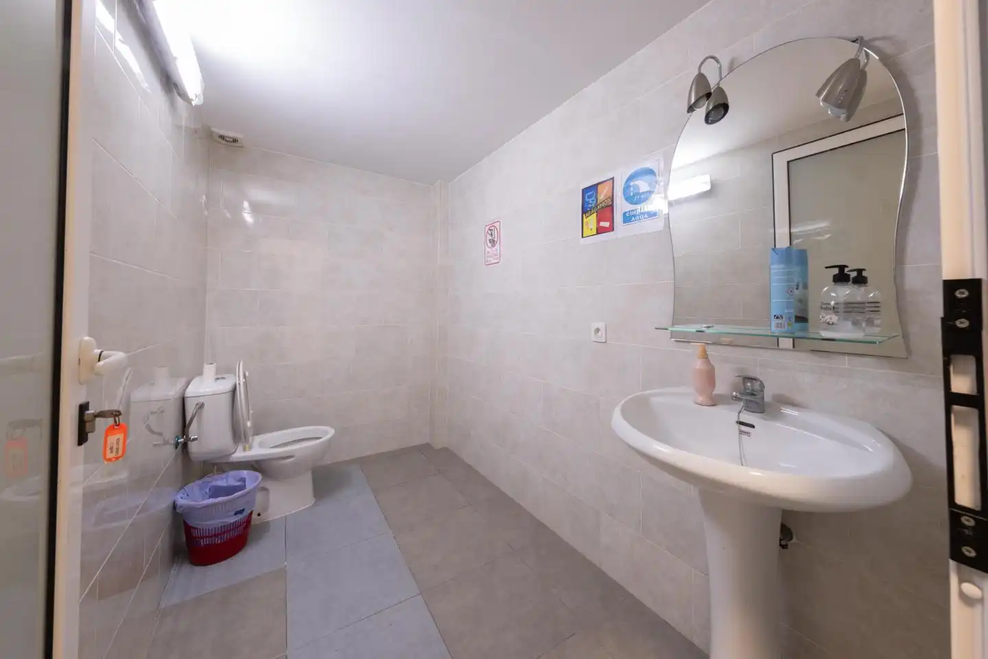 Badezimmer von Fabrikhallen zum Verkauf in Gáldar