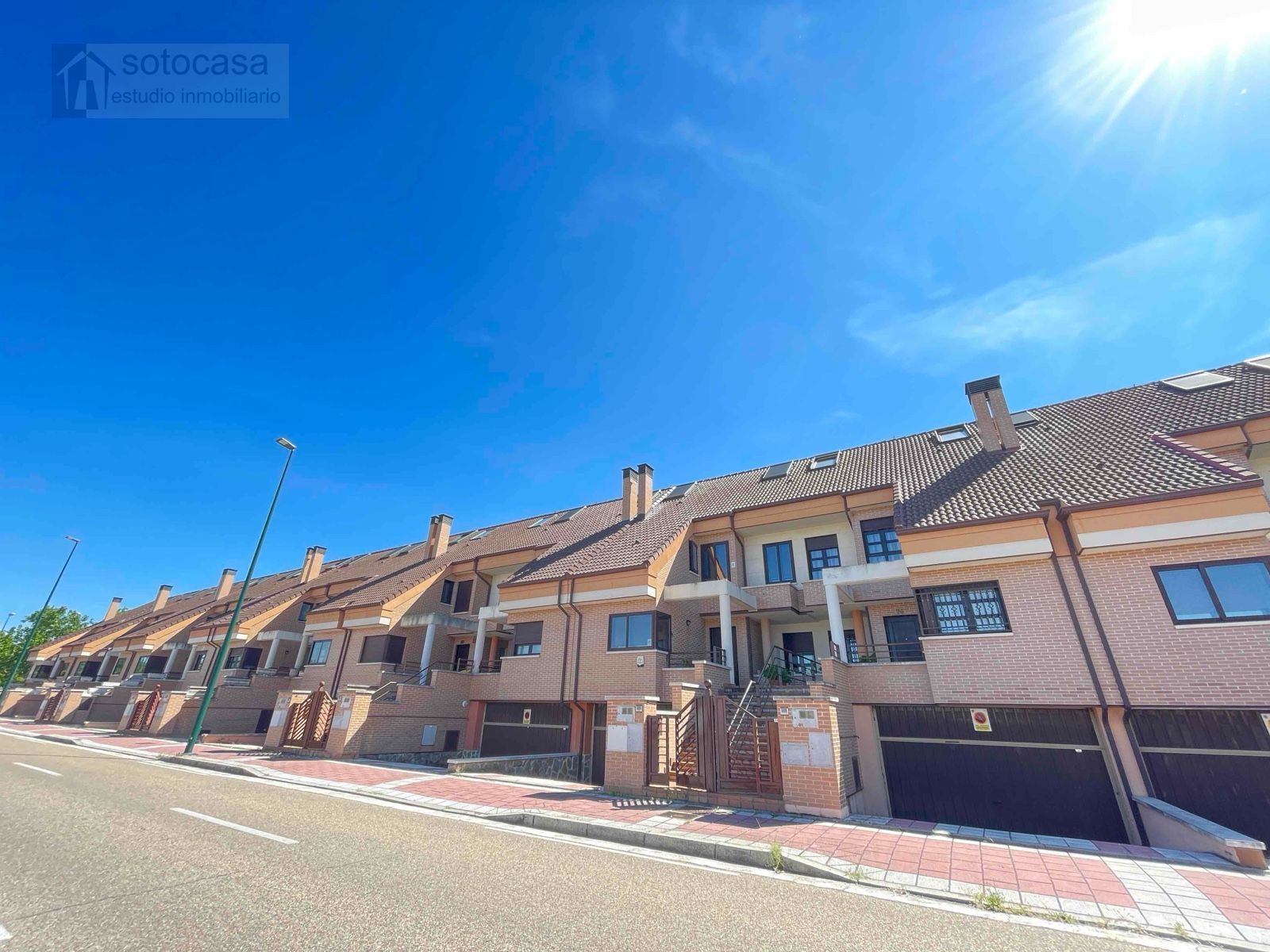 Vista exterior de Casa adosada en venda en Valladolid Capital amb Calefacció, Jardí privat i Terrassa