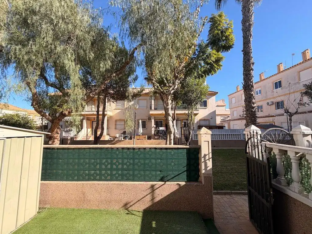 Vista exterior de Casa o xalet en venda en Orihuela amb Aire condicionat, Jardí privat i Terrassa