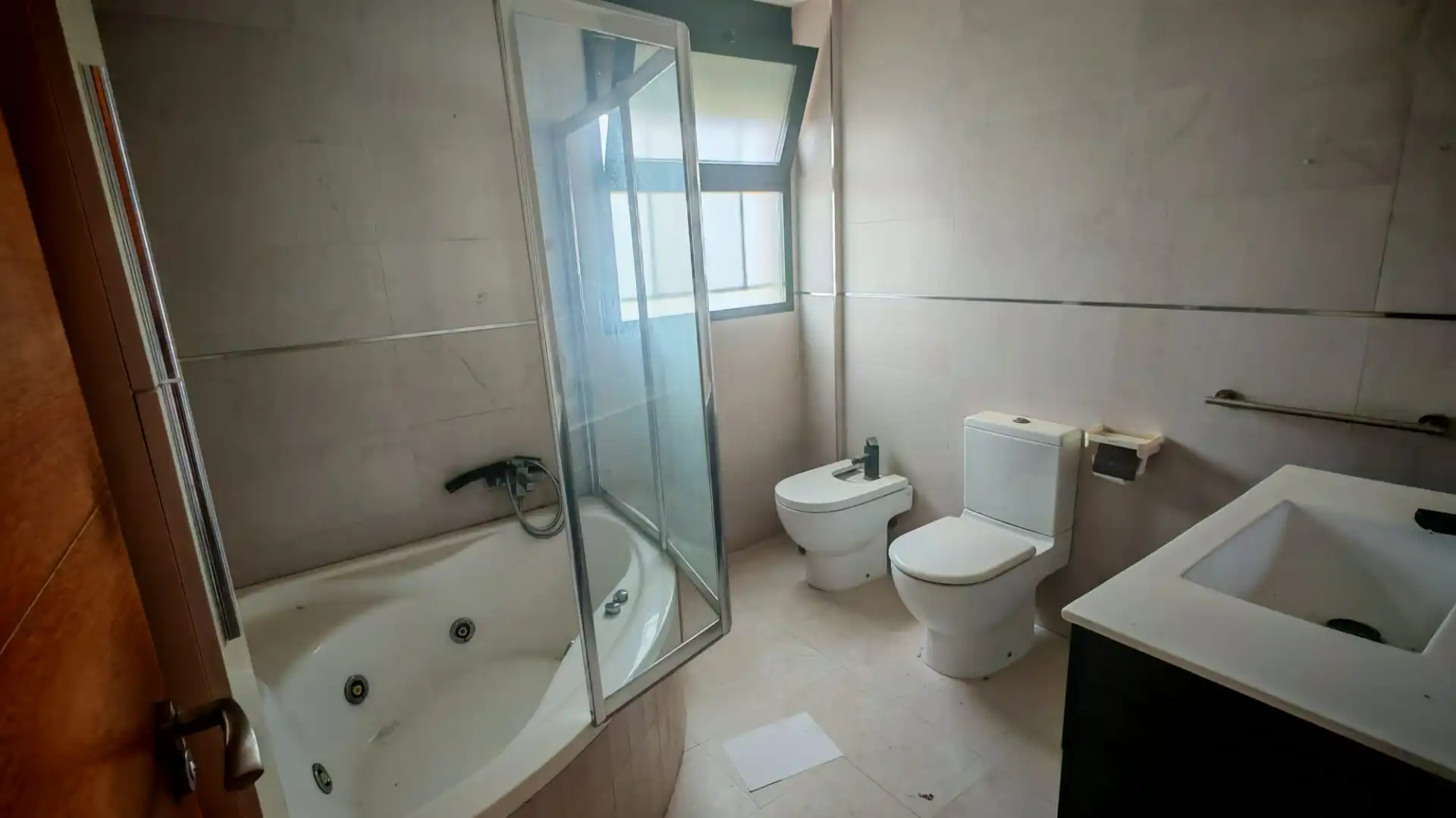 Badezimmer von Einfamilien-Reihenhaus zum Verkauf in Valencia mit Terrasse, Abstellraum und Ofen