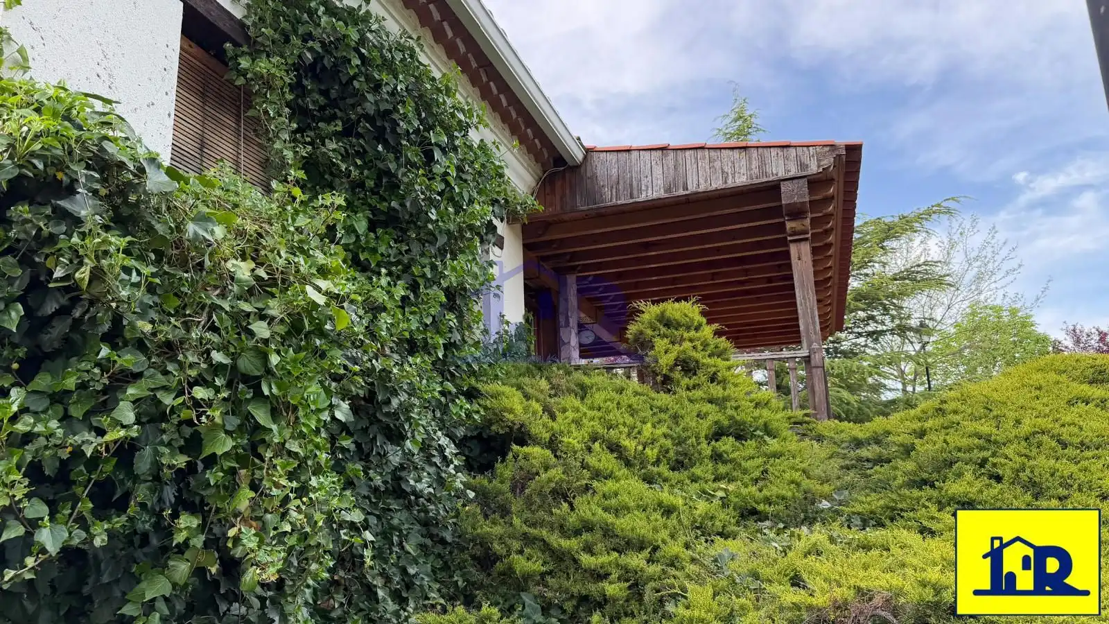 Vista exterior de Casa o xalet en venda en Villalba de la Sierra amb Calefacció, Traster i Piscina