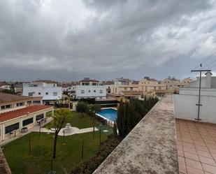 Vista exterior de Casa adosada en venda en Gines amb Aire condicionat, Calefacció i Terrassa