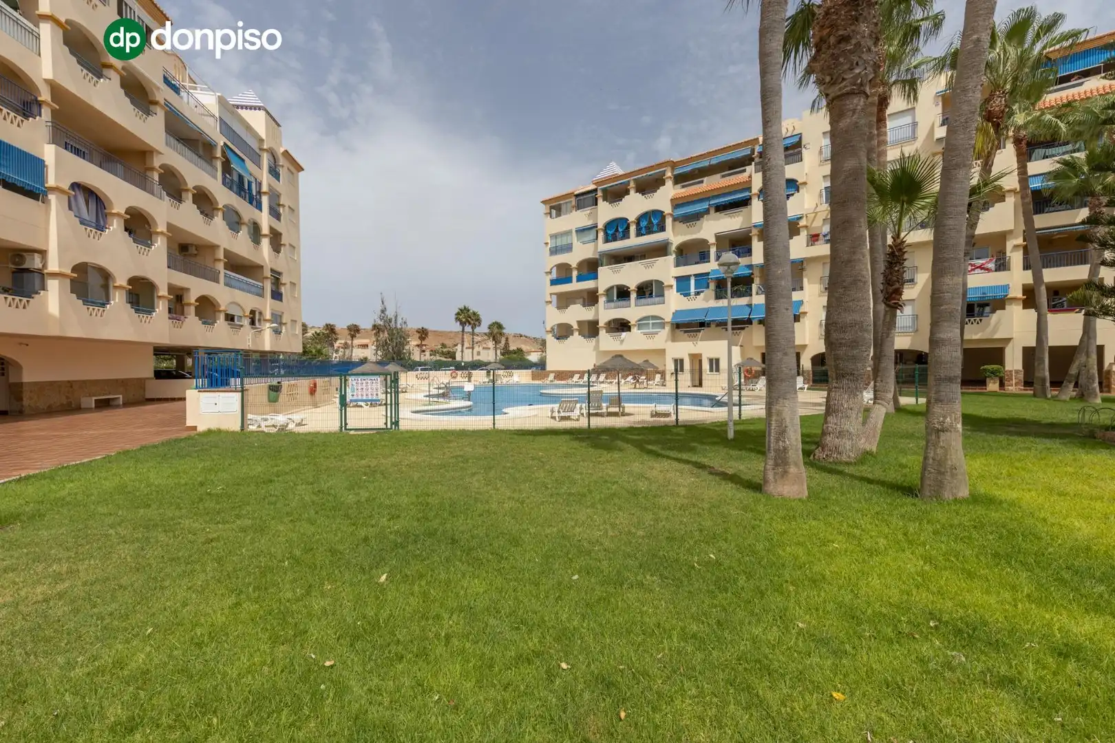 Vista exterior de Piso en venta en El Ejido con Piscina comunitaria