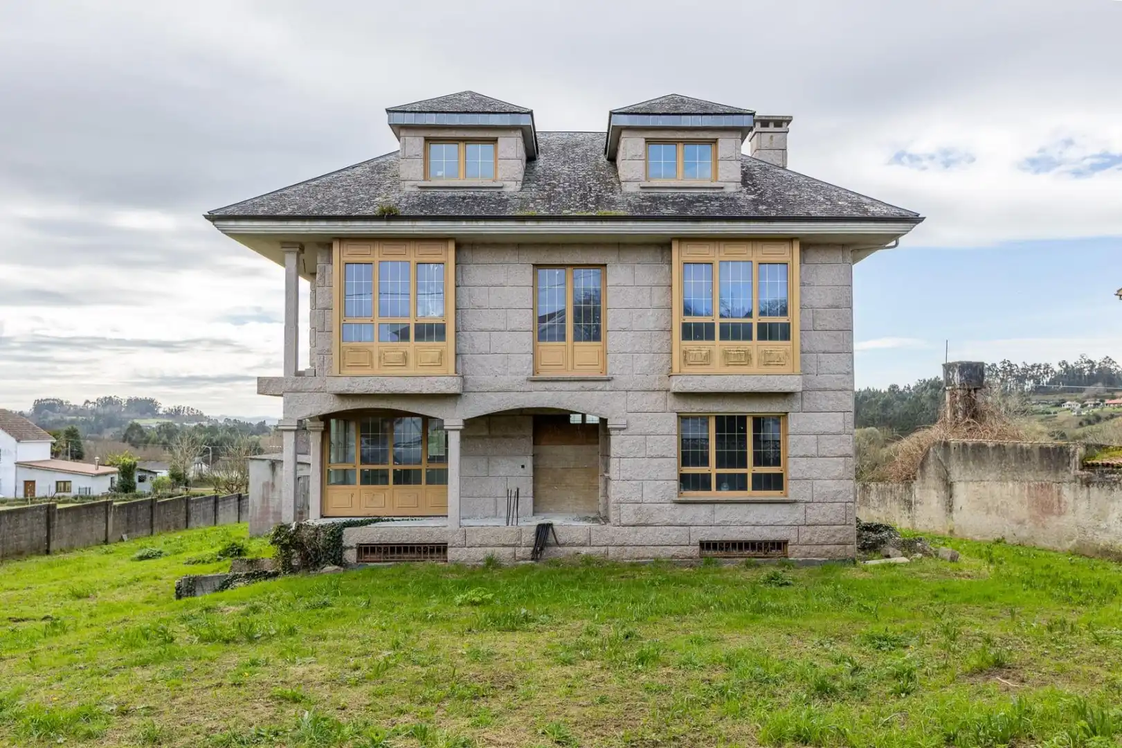 Chalet con jardín en venta en Bergondo