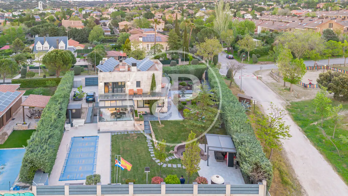 Jardí de Casa o xalet en venda en Las Rozas de Madrid amb Aire condicionat, Calefacció i Jardí privat