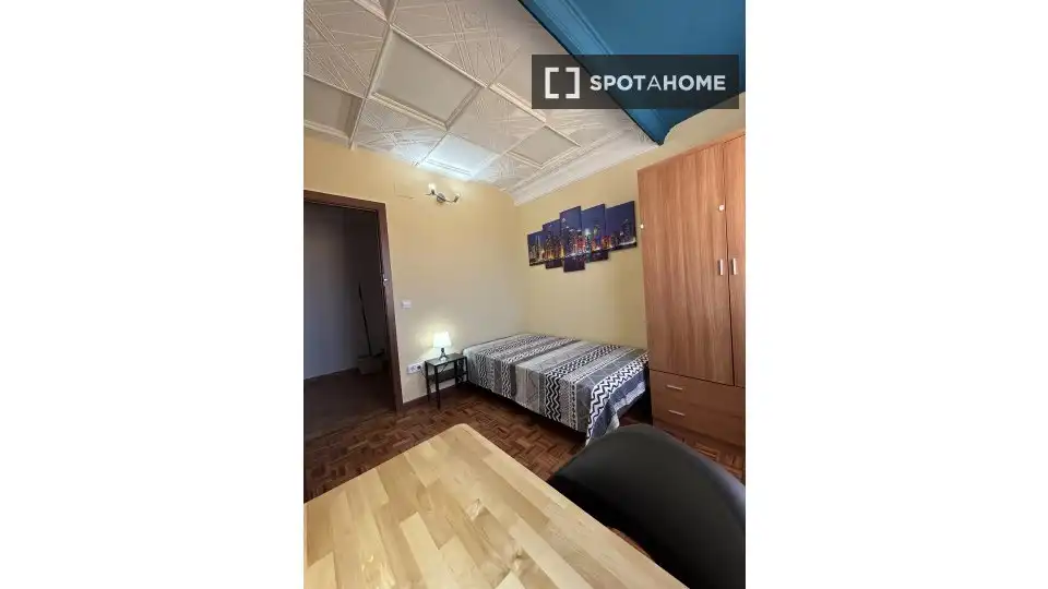 Habitación de Piso de alquiler en Alcalá de Henares con Aire acondicionado, Calefacción y Amueblado