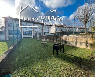 Vista exterior de Casa o xalet en venda en Castro-Urdiales amb Calefacció, Jardí privat i Parquet