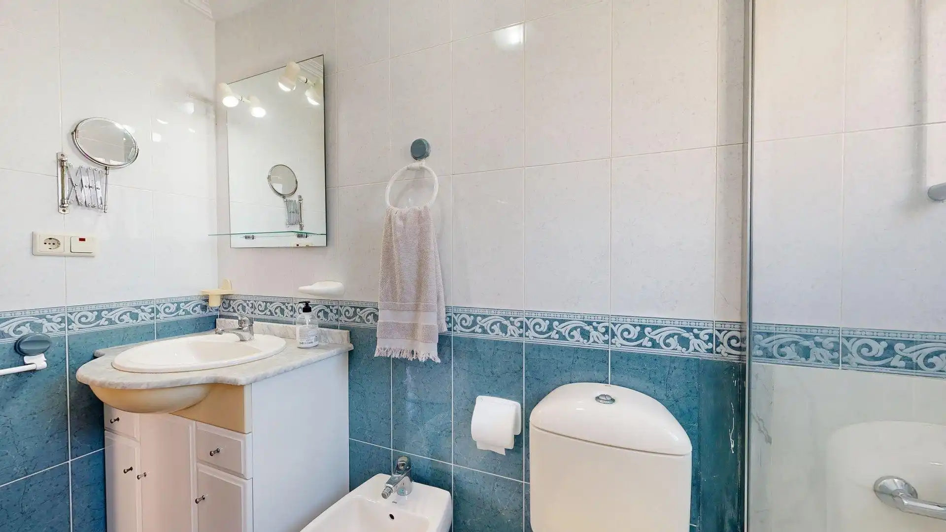 Badezimmer von Wohnungen zum Verkauf in Elche / Elx mit Klimaanlage, Terrasse und Möbliert