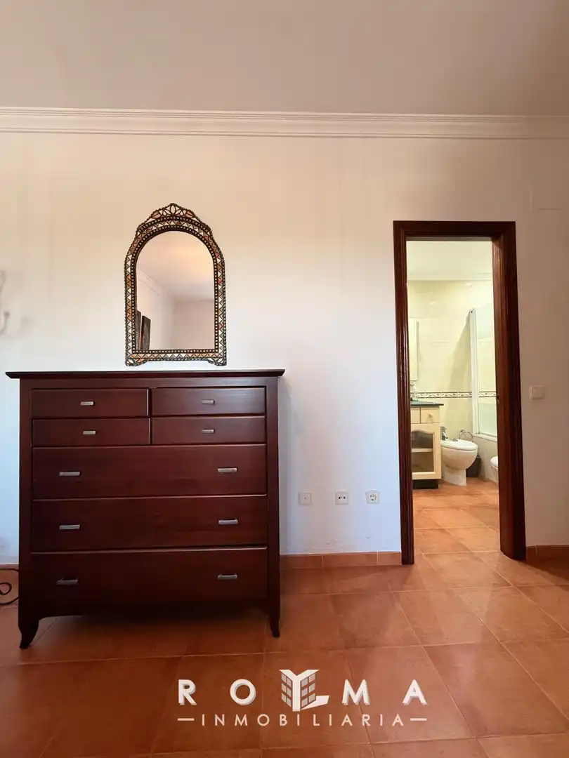 Habitación de Piso de alquiler en Dos Hermanas con Aire acondicionado, Calefacción y Jardín privado