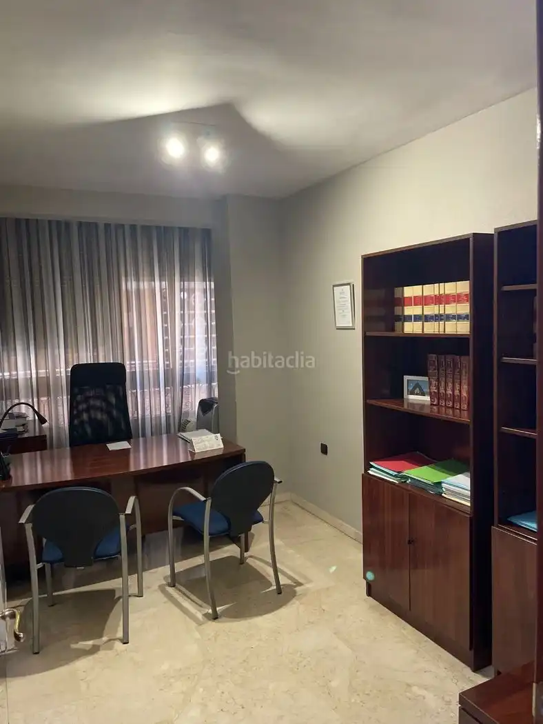 Bureau avec ascenseur à louer à Calle Emperatriz Eugenia 19