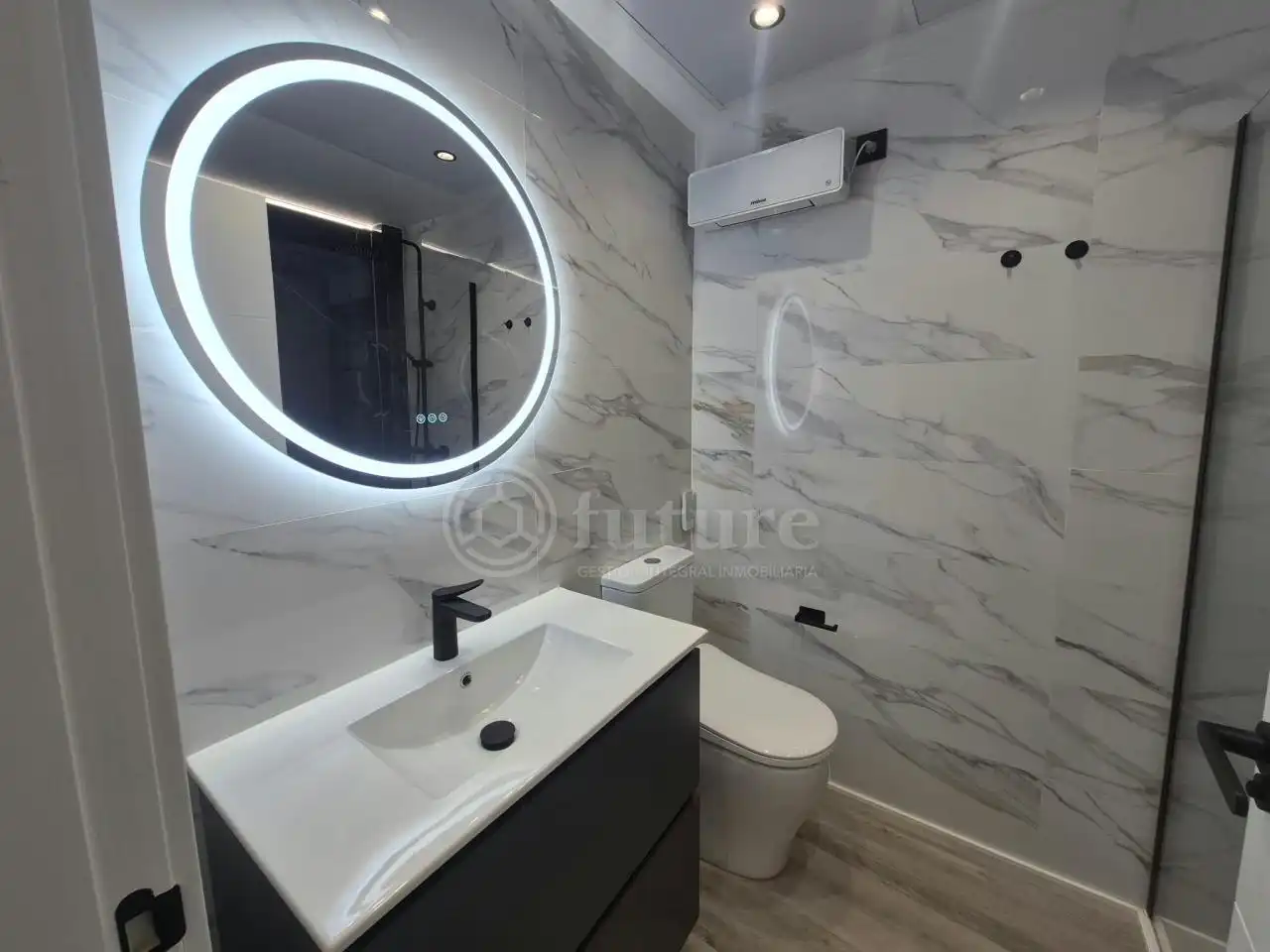 Bany de Apartament en venda en Salamanca amb Aire condicionat, Calefacció i Moblat