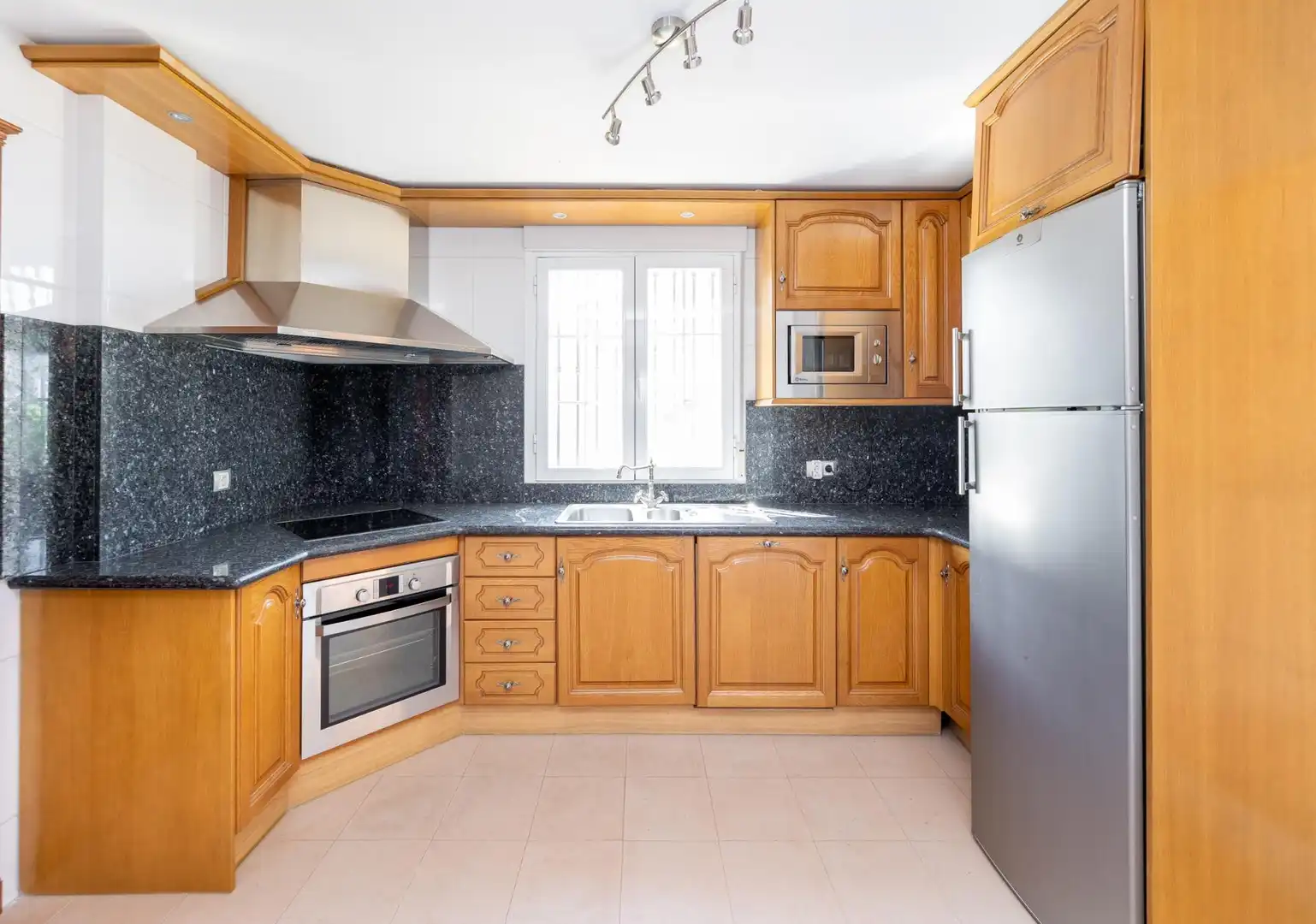 Cuina de Casa o xalet en venda en Dílar amb Aire condicionat, Calefacció i Jardí privat