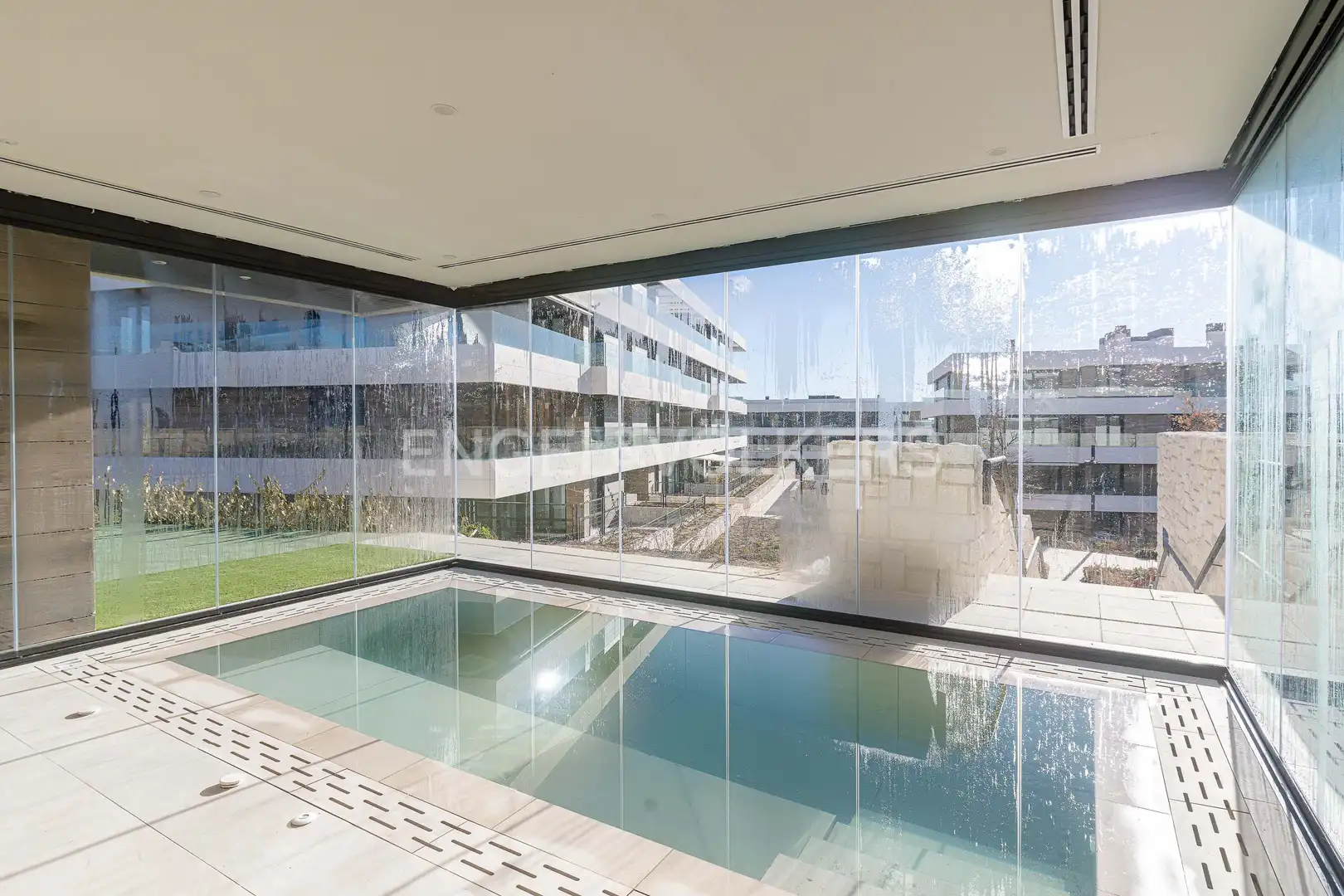 Schwimmbecken von Wohnung zur Miete in La Moraleja mit Klimaanlage, Heizung und Privatgarten