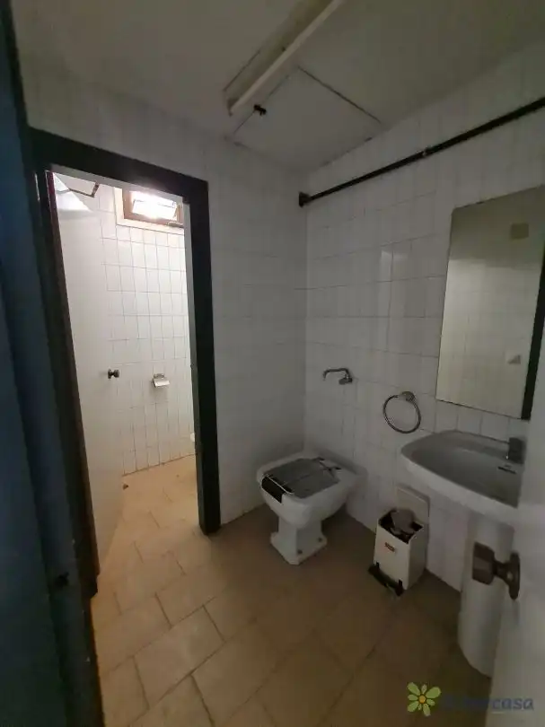 Badezimmer von Geschaftsraum zur Miete in Cintruénigo mit Klimaanlage